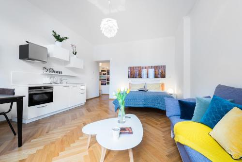 Bright Studios near Old Town & Excellent City Access by EasyBNB Premium, Прага (фото 8)