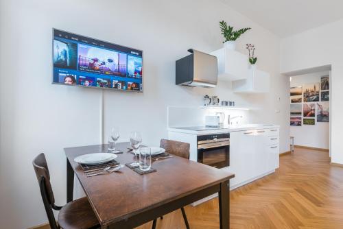 Bright Studios near Old Town & Excellent City Access by EasyBNB Premium, Прага (фото 9)