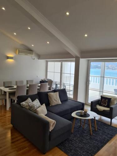 Top floor with stunning seaview, first line, Rafailovici (foto 2)