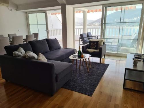 Top floor with stunning seaview, first line, Rafailovici (foto 8)