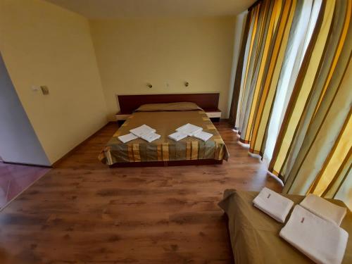 Triple Room with Balcony image 3
