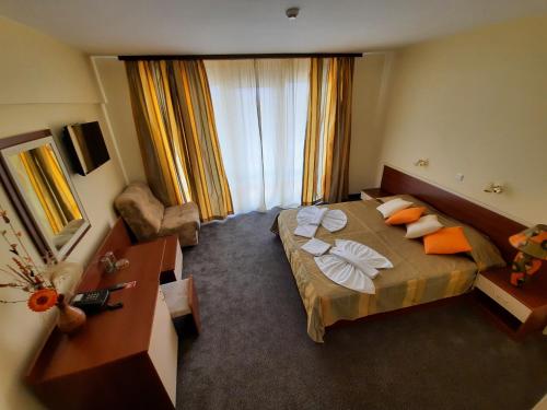 Double or Twin Room with Balcony image 5