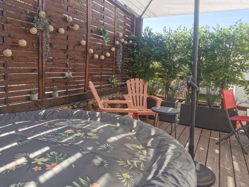 جاكوزي, Les cèdres (Les cedres) in Uzes