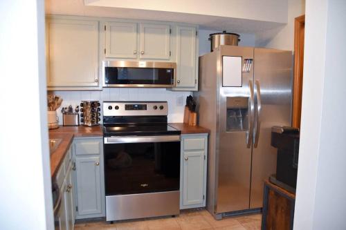Cozy Mountain Getaway! Mountain views! 2 bed, 2 bath, Sleeps 6 in Gatlinburg, USA
