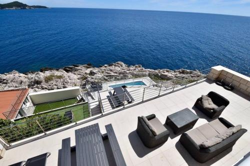 Blue Views Villa with Heated Pool & Jacuzzi