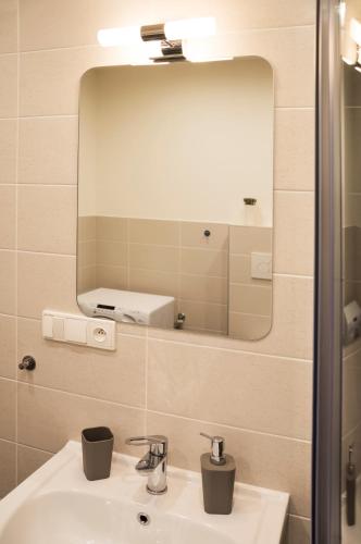 One-Bedroom Apartment image 6
