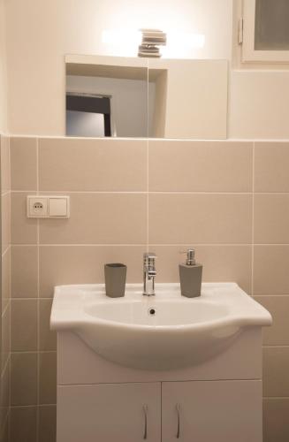 One-Bedroom Apartment image 2