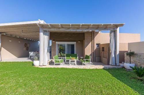 Garden, Konstantinos Villa in Makris Gialos