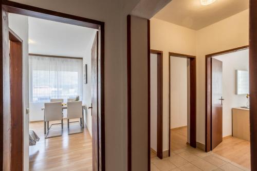 Spacious apartment in Stari Grad, 80 m², serene garden