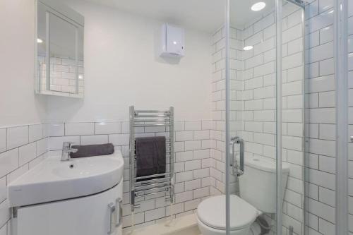 Central Windsor Modern Garden Flat, Walk 2 Sights - By Tempstay, Windsor (Foto 6)