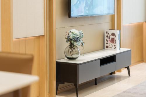 Two-bedroom, one-bathroom suite (with drying and washing machine, TV projection) image 10