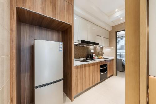 Two-bedroom, one-bathroom suite (with drying and washing machine, TV projection) image 4