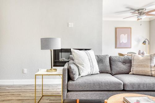 Sherman Oaks 2BR w Gym Courtyard nr TJ WF LAX-488 in Los Angeles, USA