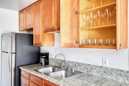 Sherman Oaks 2BR w Gym Courtyard nr TJ WF LAX-488 in Los Angeles, USA