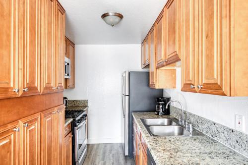 Sherman Oaks 2BR w Gym Courtyard nr TJ WF LAX-488 in Los Angeles, USA