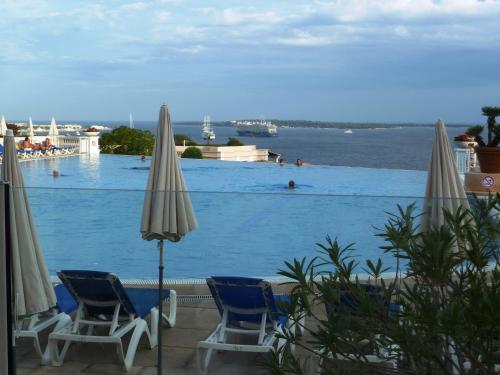 Appartement rénové, piscine à débordement, vue mer