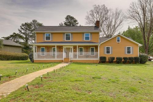 Lilburn Vacation Home with Grill about 31 Mi to Atlanta in Lilburn, Vereinigte Staaten von Amerika