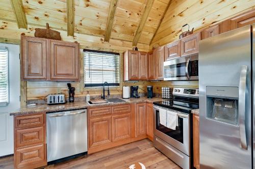 Riverside Beattyville Cabin with Kayaks and Fire Pit! in Beattyville, USA