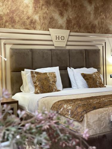 Hotel Deluxe - image 14