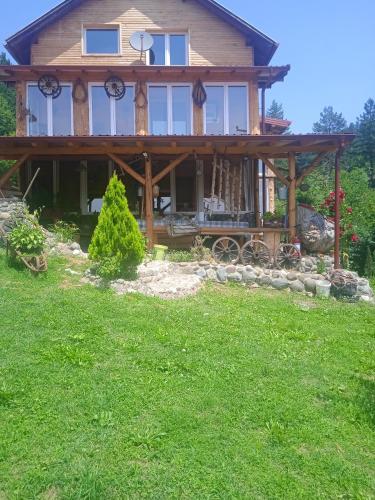 4 bedrooms house with enclosed garden and wifi at Vozuca