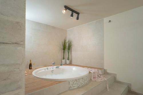 Pezsgőfürdő, Villa Belpur in Pitve