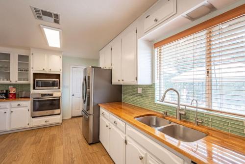 Kitchen, Cherry Cottage 15 min from Yosemite South Entrance in Oakhurst