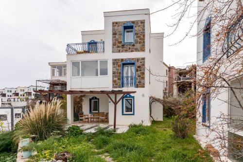 A Triplex with All Rooms Overlooking the Sea