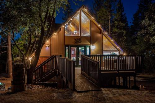 Bass Lake Chalet by Mono Rock with Hot Tub, Fire pit, BBQ Grill, RV and Boat Parking - Oakhurst