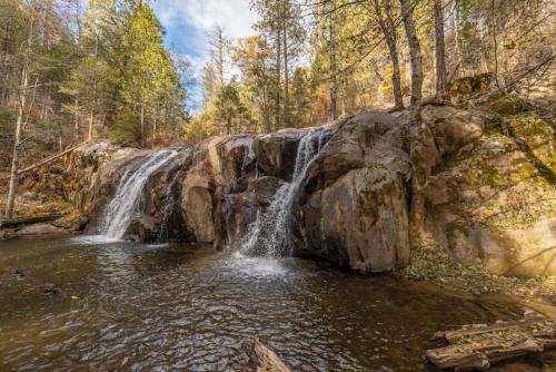 Sugarpine Trailhead Lodge at Lewis Creek Upper Trailhead just 7 miles from Yosemite thumb 3