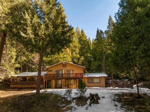 Sugarpine Trailhead Lodge at Lewis Creek Upper Trailhead just 7 miles from Yosemite