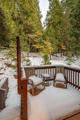 Sugarpine Trailhead Lodge at Lewis Creek Upper Trailhead just 7 miles from Yosemite