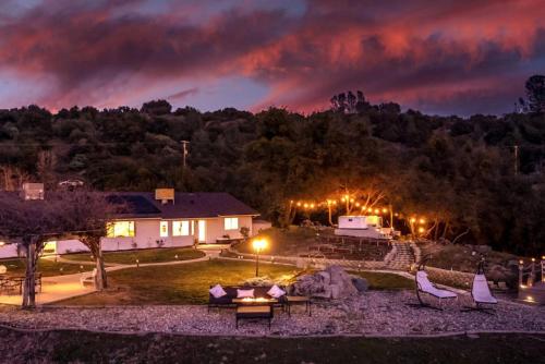 Fairy Tale 13-acre Sunset Villa at Windy Gap Valley near Yosemite in Avanī (CA)