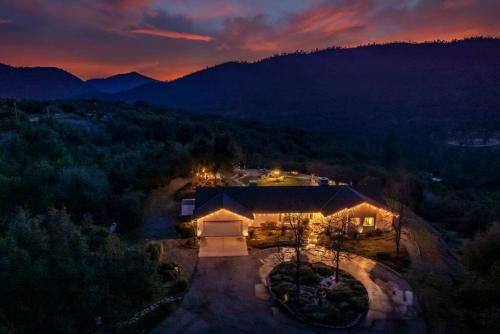 Fairy Tale 13-acre Sunset Villa at Windy Gap Valley near Yosemite in Avanī (CA)