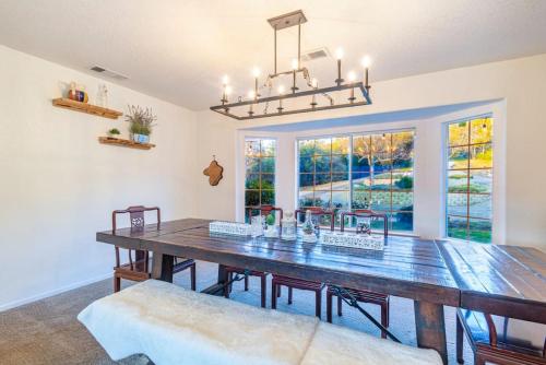 Fairy Tale 13-acre Sunset Villa at Windy Gap Valley near Yosemite in Avanī (CA)