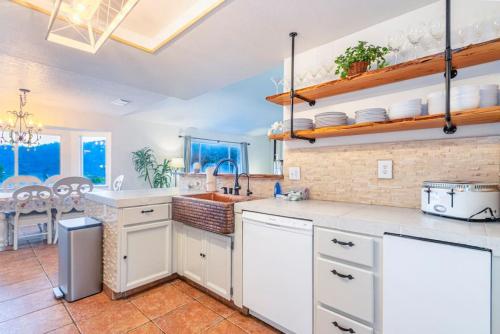 Fairy Tale 13-acre Sunset Villa at Windy Gap Valley near Yosemite in Avanī (CA)