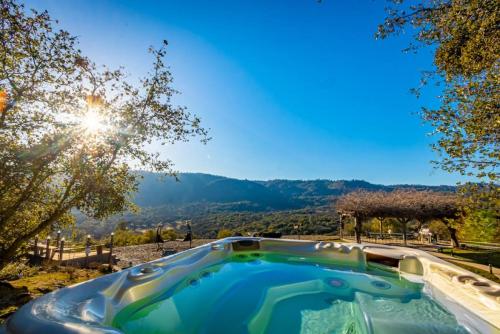 Karstais baseins, Fairy Tale 13-acre Sunset Villa at Windy Gap Valley near Yosemite in Avanī (CA)