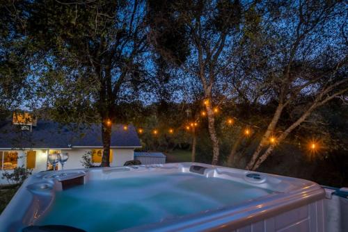 Karstais baseins, Fairy Tale 13-acre Sunset Villa at Windy Gap Valley near Yosemite in Avanī (CA)