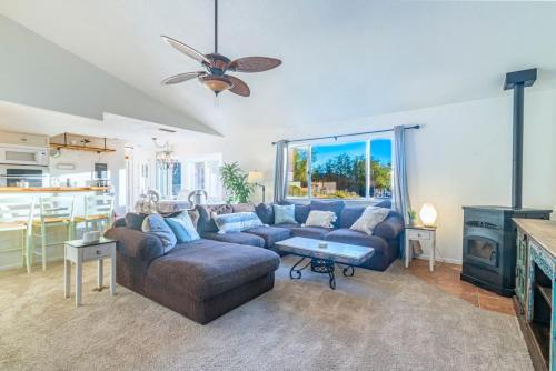 Fairy Tale 13-acre Sunset Villa at Windy Gap Valley near Yosemite in Avanī (CA)