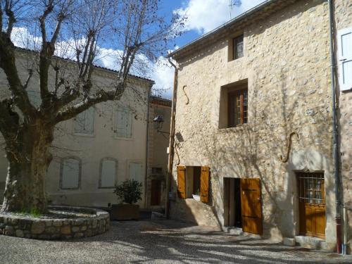 Une maison dans le village gîte à louer Ribiers