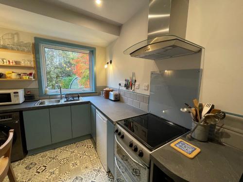 Konyha, One bed cosy Highland cottage near Beauly in Aigas