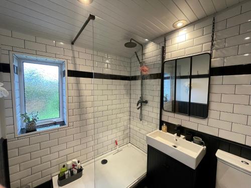Zuhanyzó, One bed cosy Highland cottage near Beauly in Aigas