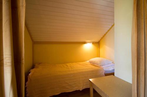 6 twin beds