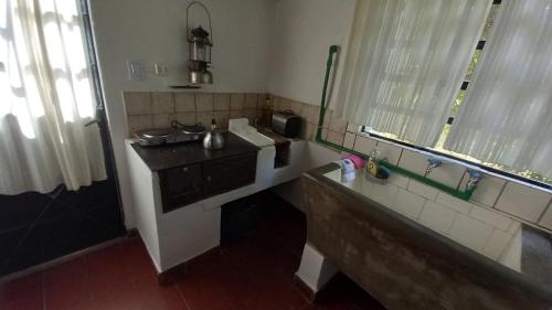 Casa de Huéspedes Muñiz sobre parque de 1000m2, 1 dormitorio, 20m2 cubiertos, baño con ducha, pileta cilíndrica de 3x076