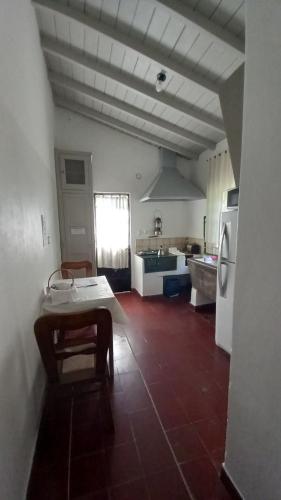 Casa de Huéspedes Muñiz sobre parque de 1000m2, 1 dormitorio, 20m2 cubiertos, baño con ducha, pileta cilíndrica de 3x076