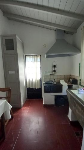 Casa de Huéspedes Muñiz sobre parque de 1000m2, 1 dormitorio, 20m2 cubiertos, baño con ducha, pileta cilíndrica de 3x076