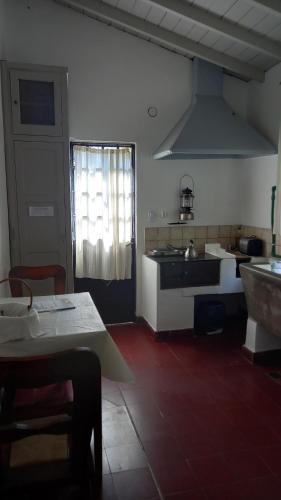 Casa de Huéspedes Muñiz sobre parque de 1000m2, 1 dormitorio, 20m2 cubiertos, baño con ducha, pileta cilíndrica de 3x076
