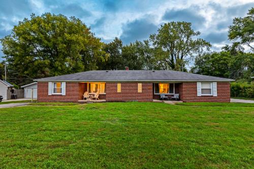 Warm & Comfy 2BR, Huge Backyard, Great Location! in Shelby, USA