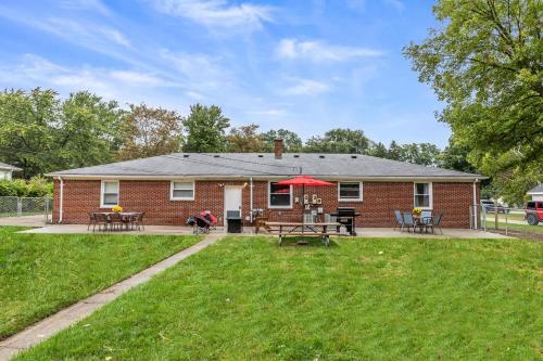 Warm & Comfy 2BR, Huge Backyard, Great Location!