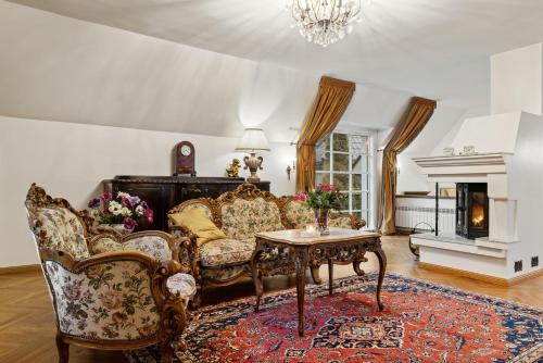 Villa Muusa with a cozy sauna, swimming pool and large beautiful garden, Tallinn
