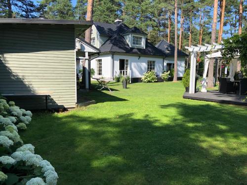 Villa Muusa with a cozy sauna, swimming pool and large beautiful garden, Tallin (foto 6)